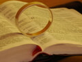 B&uuml;chertisch